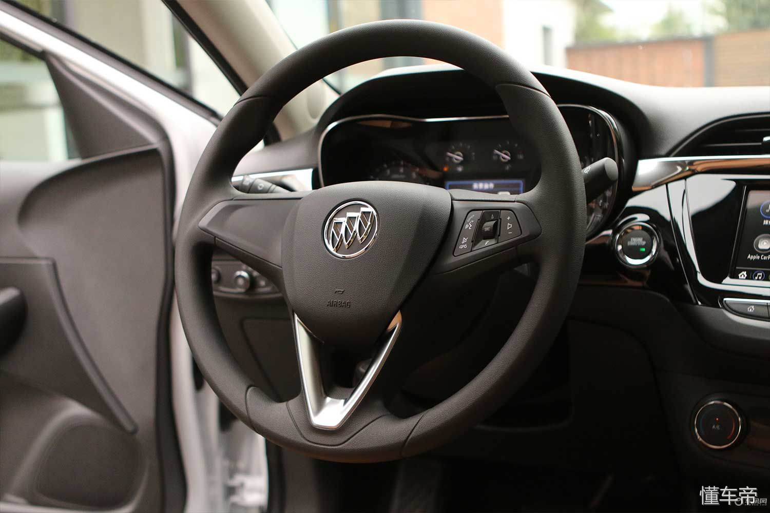 1.3l三缸别克凯越试车,别克凯越外观老款改新款