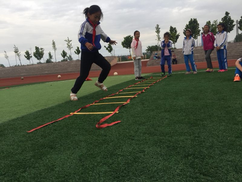 即墨龙山中学足球,龙山中心小学足球