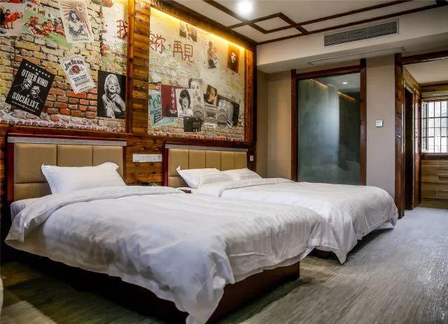 雪浪山花海几步之遥，藏着一个可骑马飚车还风景如画的山庄