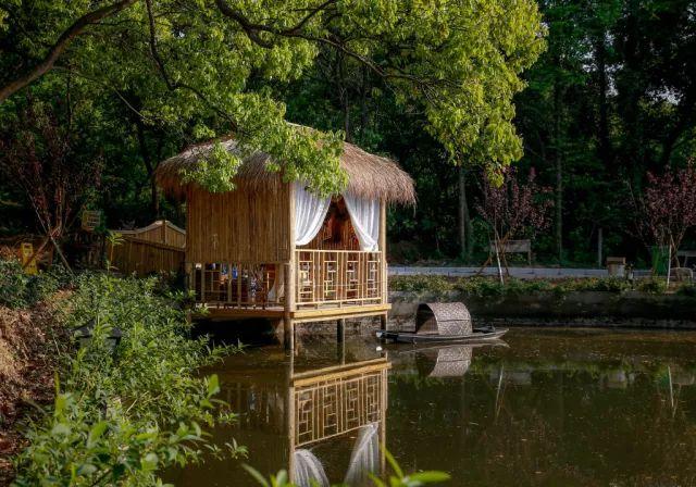 雪浪山花海几步之遥，藏着一个可骑马飚车还风景如画的山庄