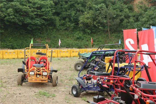 雪浪山花海几步之遥，藏着一个可骑马飚车还风景如画的山庄