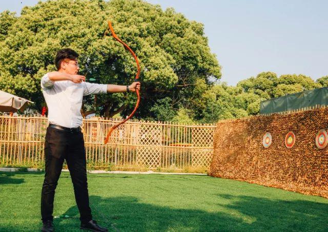 雪浪山花海几步之遥，藏着一个可骑马飚车还风景如画的山庄