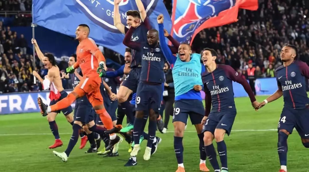 足球迷们，8月4日这两大豪门在大运中心上演巅峰对决，约吗？