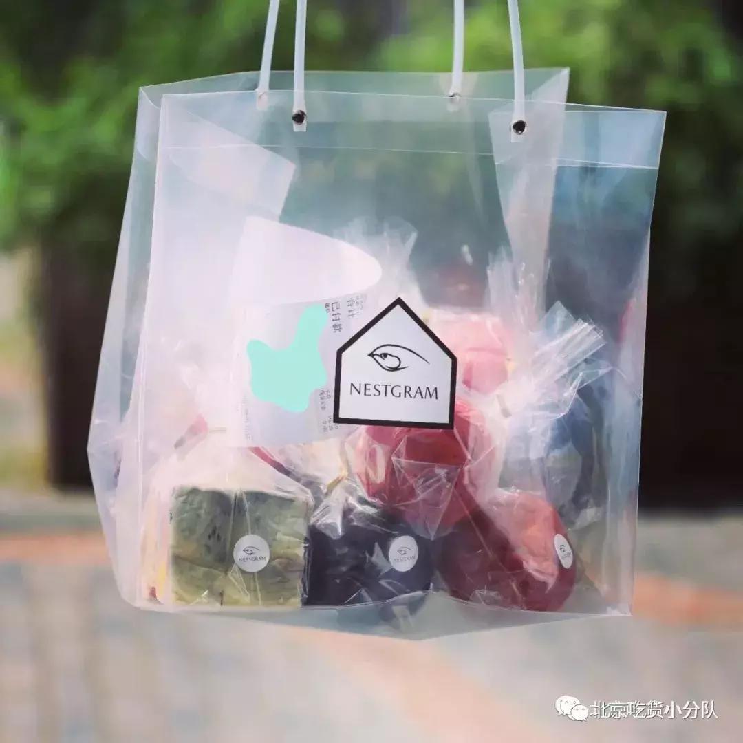 可爱的小奶狗吃冰激凌,小奶狗吃各种各样的冰淇淋