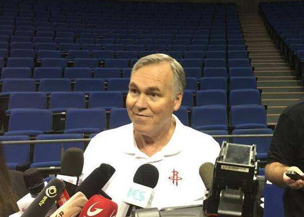 为火箭保罗操碎了心!G3输球后他给全队打电话,塔克:他激励我们