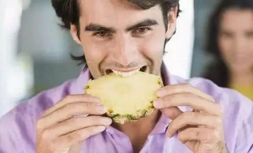 吃菠萝为什么要泡盐水,菠萝用盐水泡什么意思