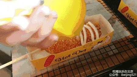 韩国小哥吃芝士热狗,韩国街头芝士热狗