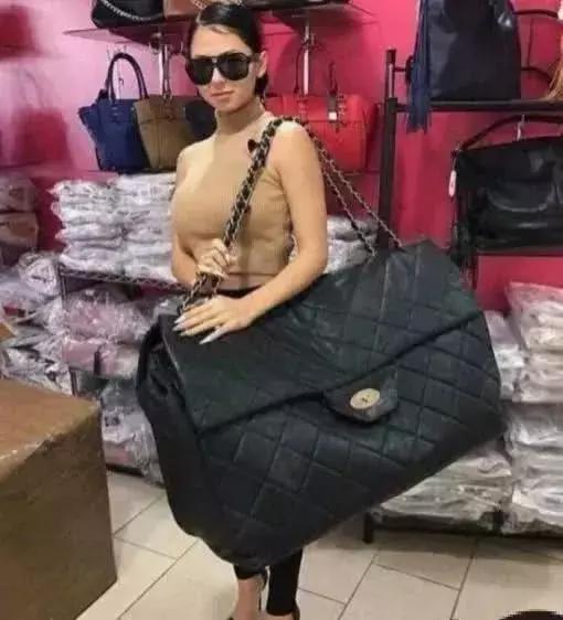 男子门口入室抢劫监控拍下全过程,小伙入室抢劫却遇到更可怕的东西