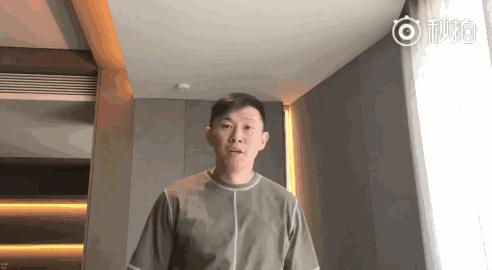 白敬亭病号服打篮球,白敬亭病号服运球