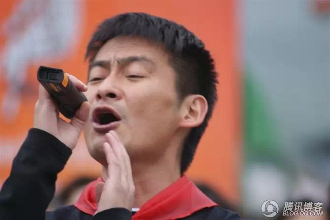 穿越地震带之什邡日记：地震周年谭咏麟黄日华众明星到蓥华小学