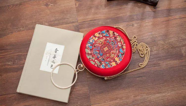 穿红色旗袍配什么包包最合适,自己制作旗袍搭配的包包