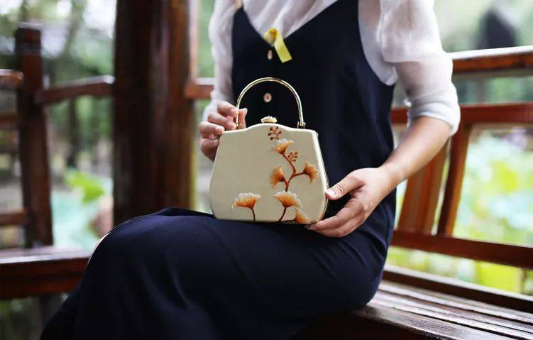 穿红色旗袍配什么包包最合适,自己制作旗袍搭配的包包