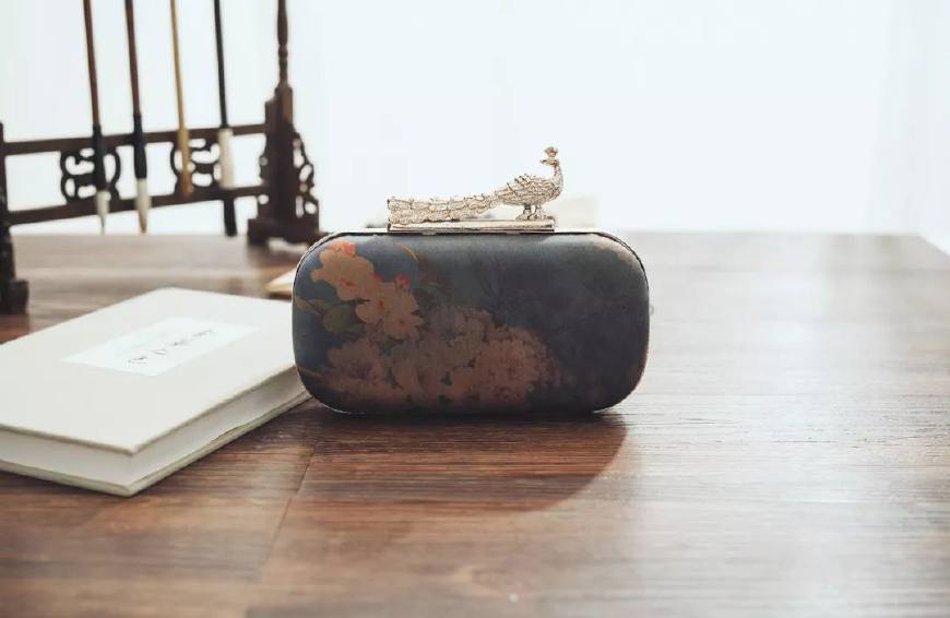 穿红色旗袍配什么包包最合适,自己制作旗袍搭配的包包