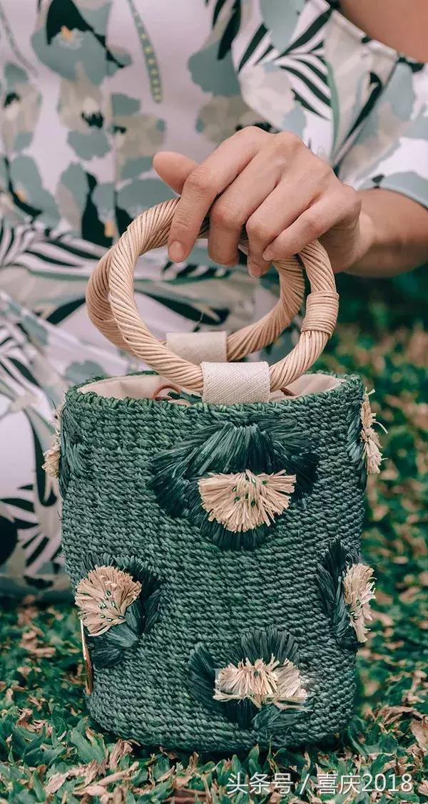 玫红色包包配什么颜色衣服好看,雾霾蓝包包配什么颜色衣服好看