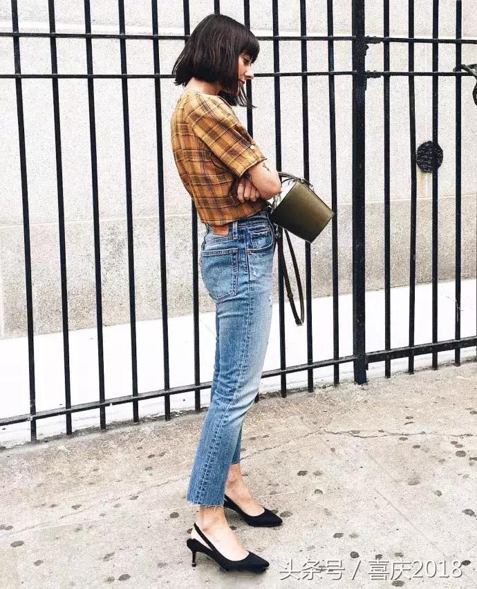 玫红色包包配什么颜色衣服好看,雾霾蓝包包配什么颜色衣服好看