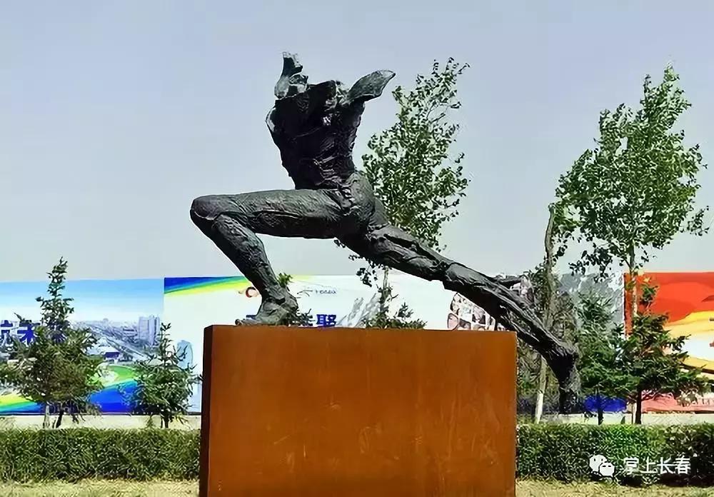 21组精美雕塑沿着长马赛道铺开，告诉我你看到了谁，我就知道你跑到了哪儿