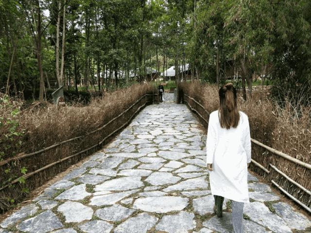 我去了成都向西50里的桃源村，朋友问我是不是去了日本？