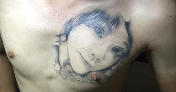 女纹身师洗纹身,纹身师给胸前纹身