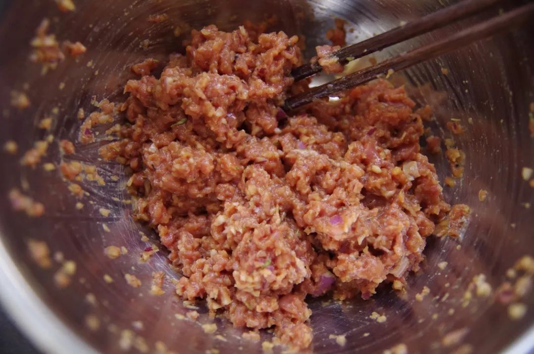 香港女孩卖包子一个70块，照样有人愿意花40分钟排队买，凭什么？