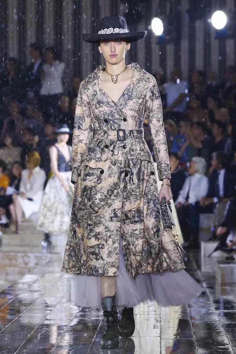 杨采钰迪奥马鞍包,杨采钰出席活动红裙惊艳十足