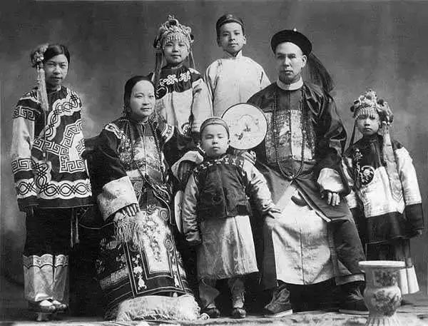 合影留念永不忘,同学合影照时光一去永不回