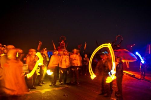 航母夜间打开探照灯,航母夜间起舞