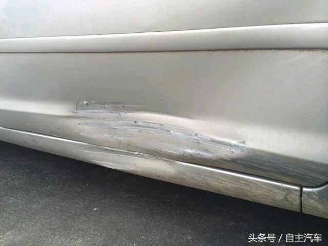 车蹭上黑色塑料痕迹怎么擦,新手蹭漆怎么解决