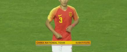 国足队员袜子藏项链出场后偷偷戴上引争议！球迷呼吁将其开除！