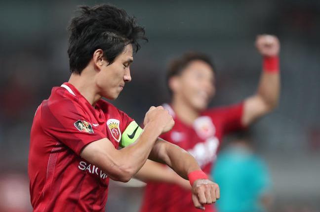 国足队员袜子藏项链出场后偷偷戴上引争议！球迷呼吁将其开除！