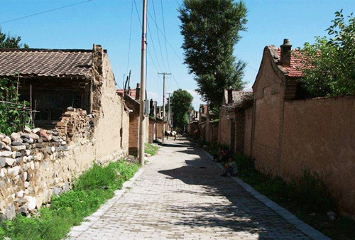 父母地里干活,孩子在家玩手机,邻居:穷人家养了个“富家女”