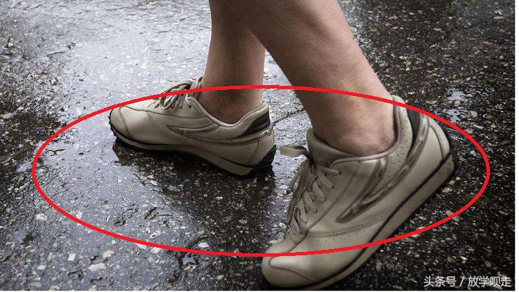 下雨天鞋子前面总是进水,下雨天鞋子进水了脚发白了
