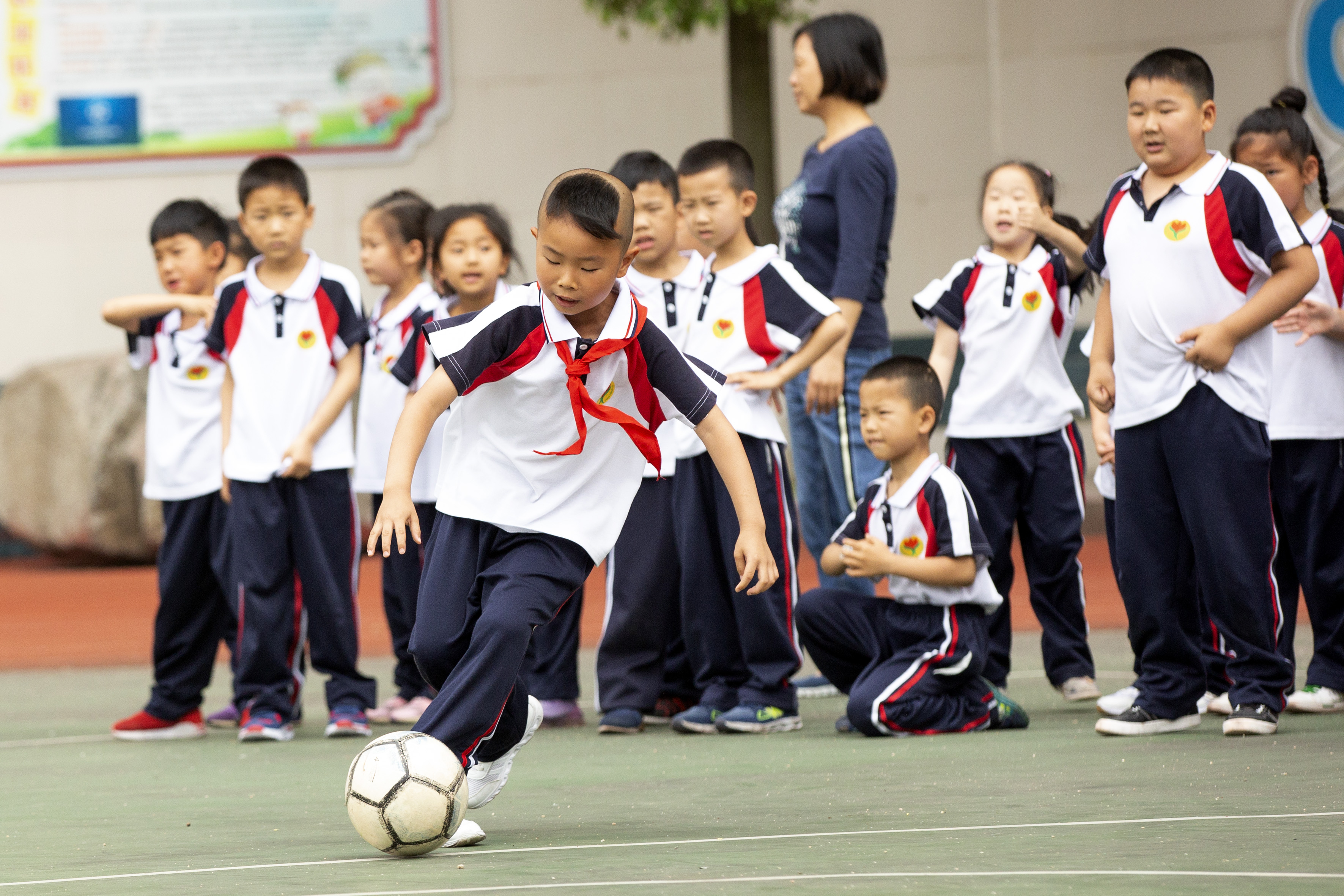 快乐足球迎“六一”,快乐足球绿茵奔跑