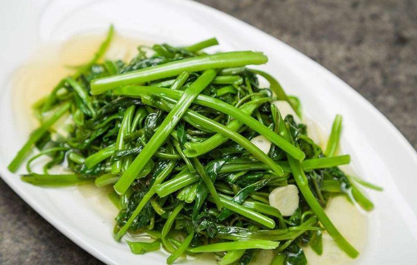 青菜怎么炒又嫩又绿不变黑,青菜如何炒不出水软烂入味