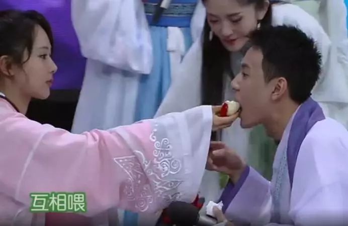 秦俊杰杨紫甜蜜时光,戏外李现杨紫