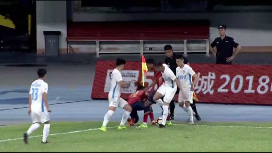 中甲乱象!深足外援惨遭“断腿式”犯规,球迷:禁赛15场!