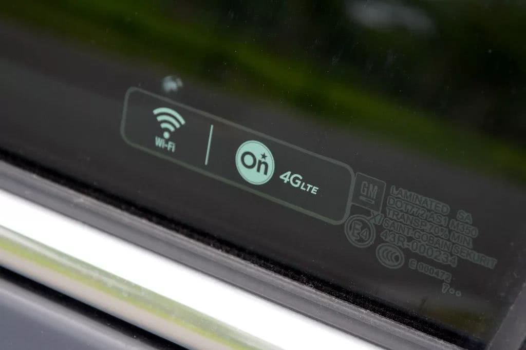 膨胀了、膨胀了！小俩口开着凯迪拉克豪车玩转上海滩！