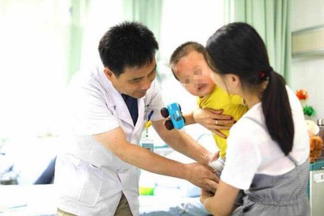 男童跌倒被车碾压身亡压到哪了,男孩摔倒瞬间被妈妈飞扑护住