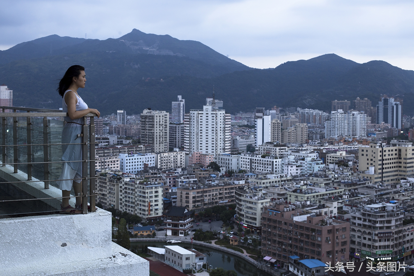 归来的*亡流**:留学法国的温州姑娘拍下了她寻不回的故乡