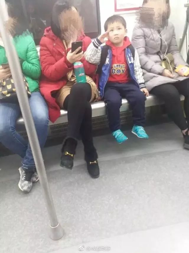 男子践踏烈士墓被处罚,男子辱国旗被拘留后续