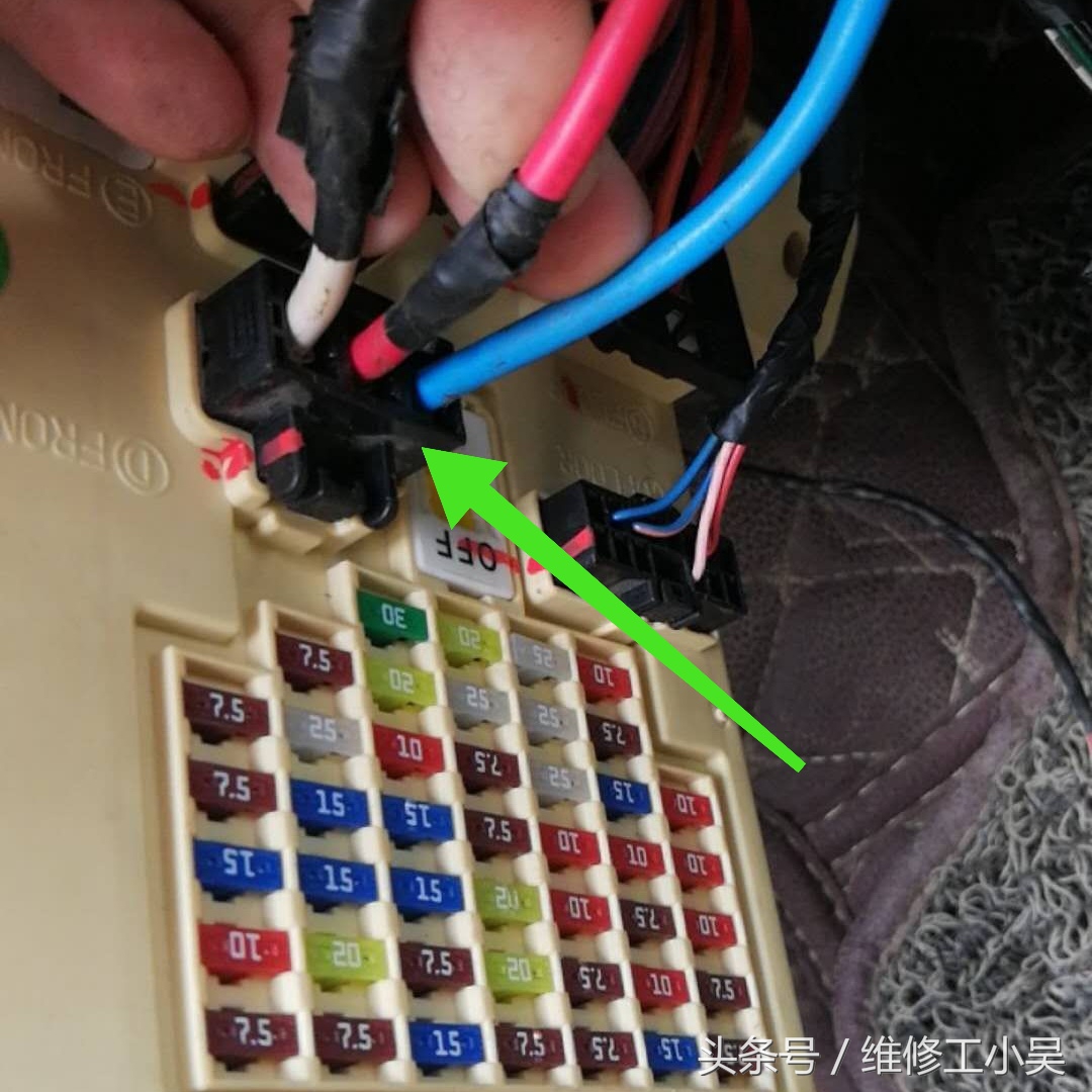 现代汽车近光灯不亮故障检查步骤,现代开着大灯突然不亮