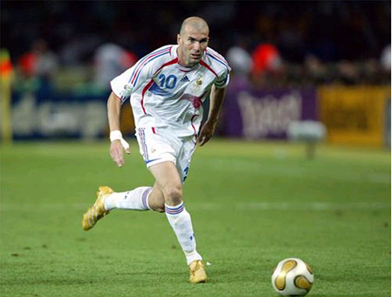 齐达内带皇马3连冠后突然辞职，149场104胜，齐祖急流勇退真不凡