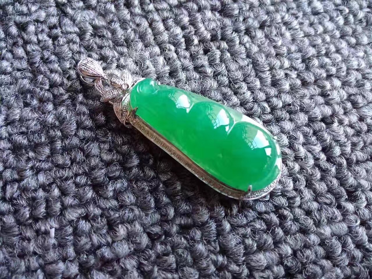 翡翠灯光鉴别真假,影响翡翠质地的因素有哪些