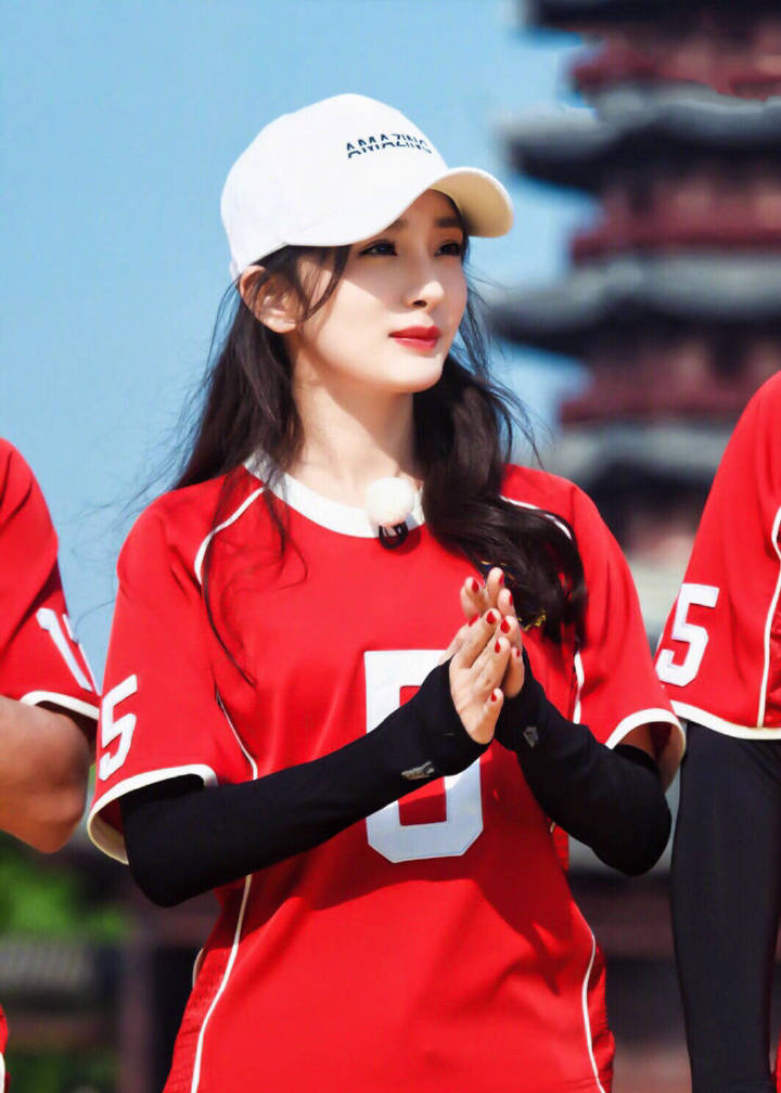 杨幂奔跑吧踢足球是哪一期,杨幂参加跑男踢足球运动范儿满满