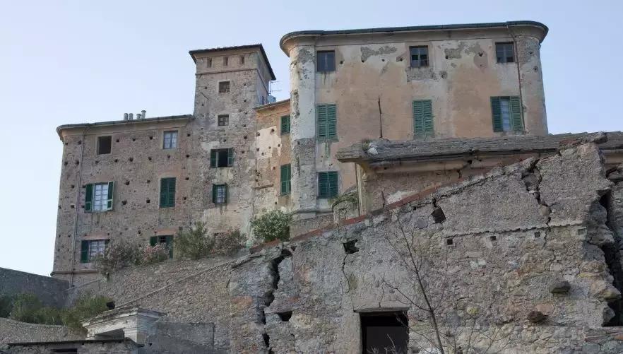 深山里发现荒无人烟的鬼城,欧洲无人小镇