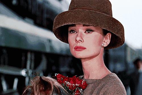 显白提气色完美日记口红是哪一款,奶茶色口红和橘色口红哪个显白