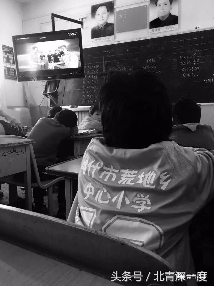 喀什捐赠足球,新疆喀什足球少年