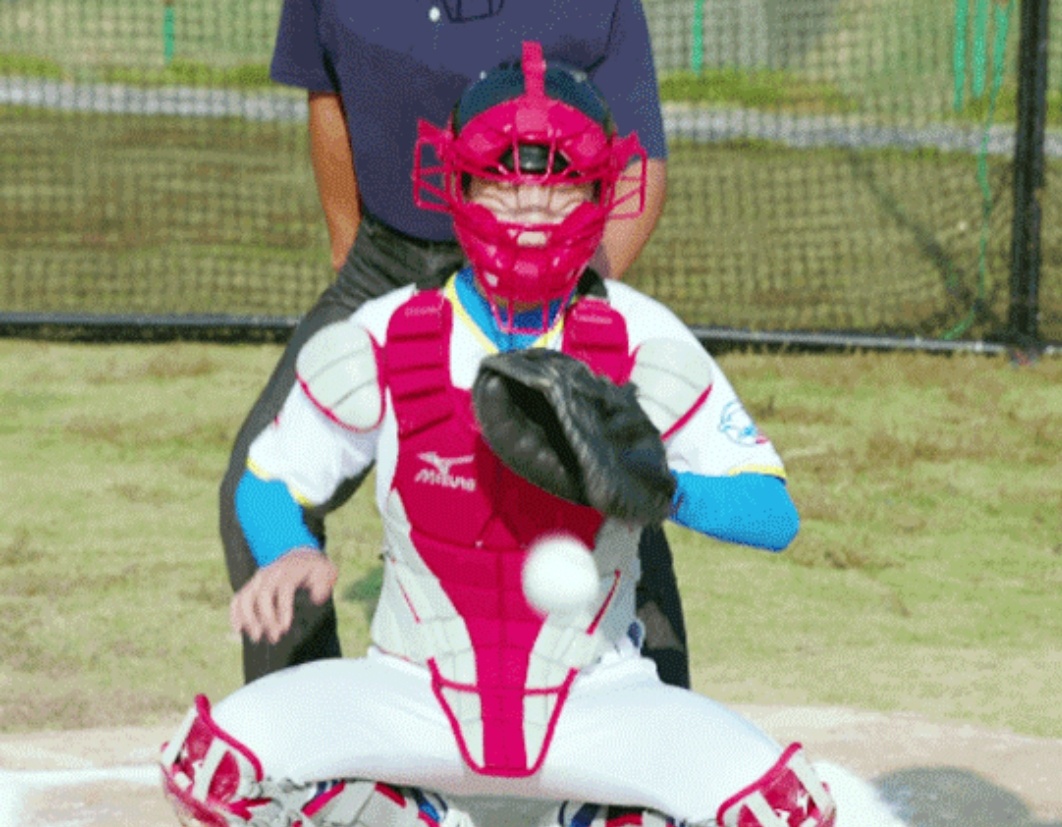 易烊千玺滑滑板的视频,易烊千玺图片静态日常