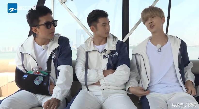 鹿晗踢足球名场面,鹿晗跟杨幂霸气出场