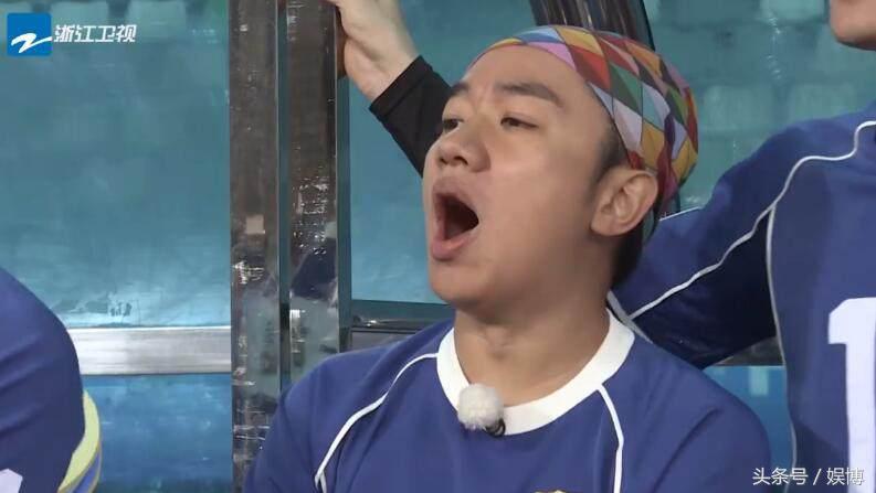 鹿晗踢足球名场面,鹿晗跟杨幂霸气出场