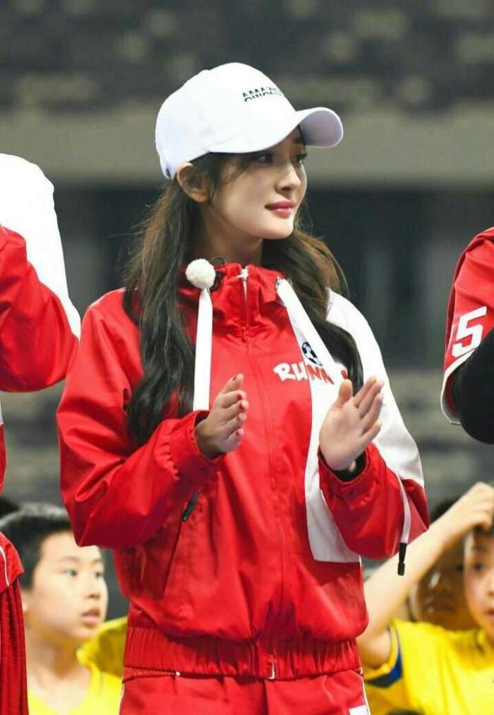 不就是抱了下小朋友嘛，你们至于把杨幂黑成这个样子吗？